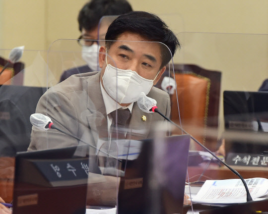 더불어민주당 김병욱 의원이 지난 7일 국회에서 열린 정무위원회의 금융감독원에 대한 국정감사에서 질의를 하고 있다. 연합뉴스